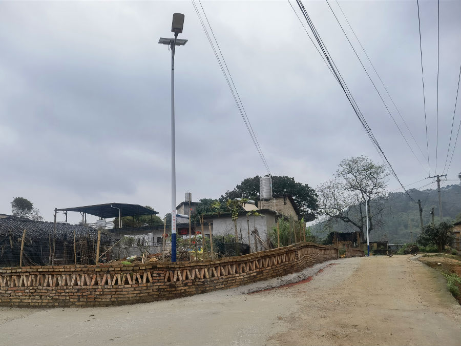 官山村道路上的路灯（梁富源 摄）