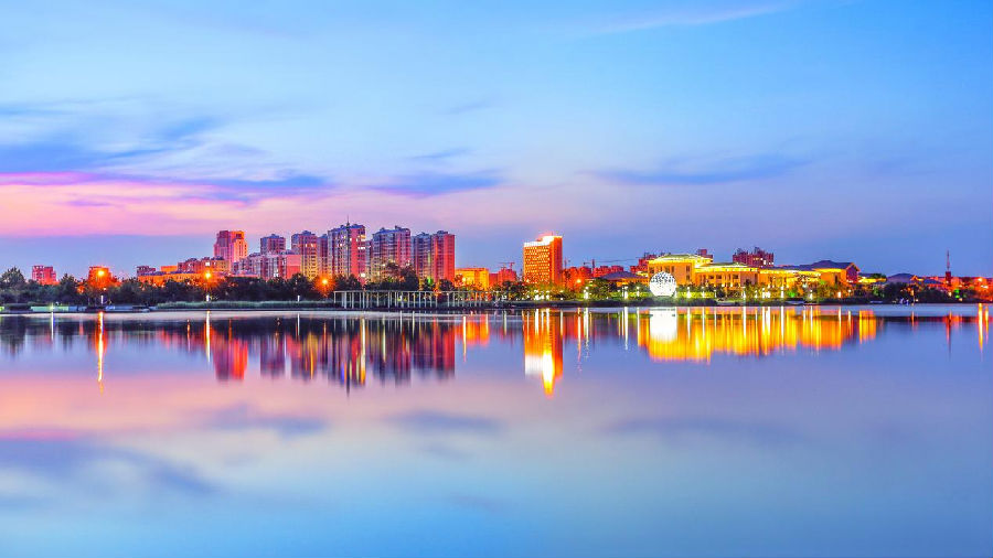 图为赣榆区新城区夜景（李毅 摄）