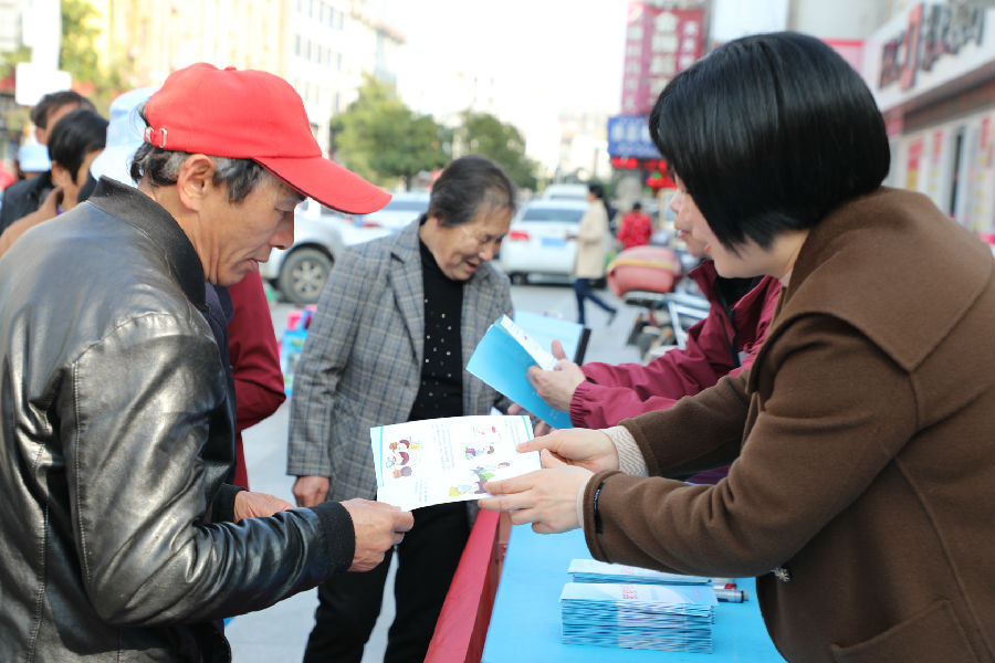 图为圣阳旗广场防治结核病宣传 （刘钊海 摄）