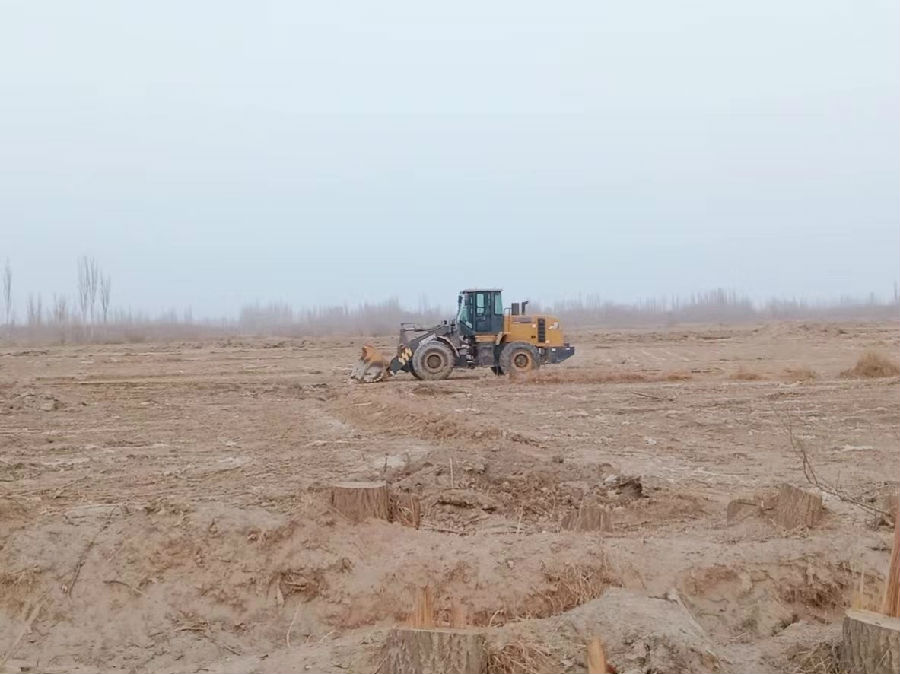 图为土地平整现场（刘银川 摄）