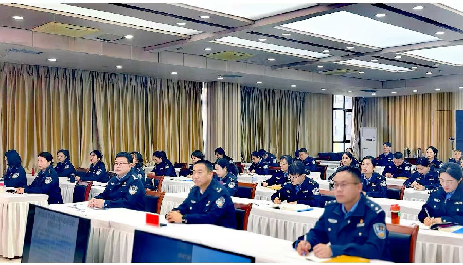 认真聆听(牛新建 摄) 认真聆听(牛新建 摄)
