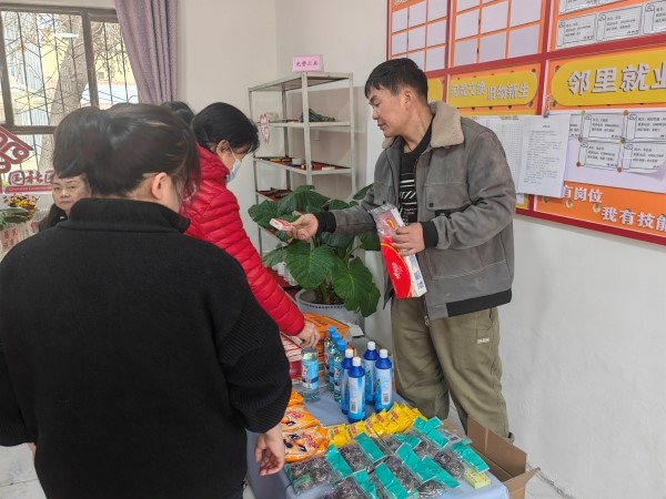 图为居民用自家的闲置物品兑换生活用品（杨文秀 摄）