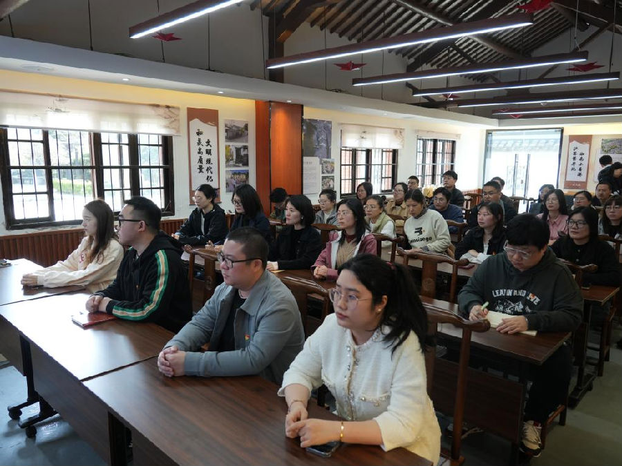 “众说学习·‘冬训百课’进基层”千灯专场活动（汪宇陆 摄）
