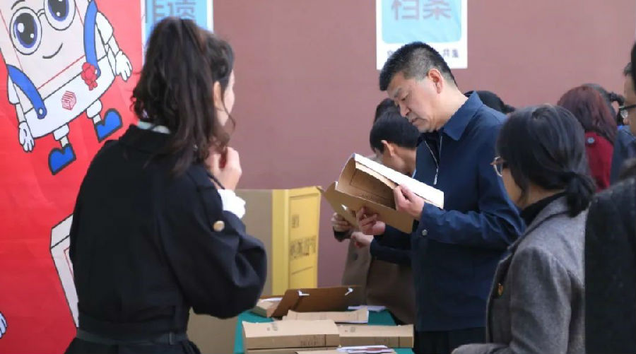 图为柯坪县群众浏览湖州市蚕丝等“非遗”物质文化档案的画面 （艾克拜尔 摄）