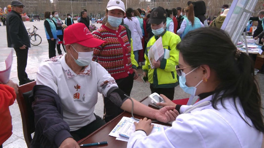 图为专家现场为群众义诊（孙季鸿 摄）