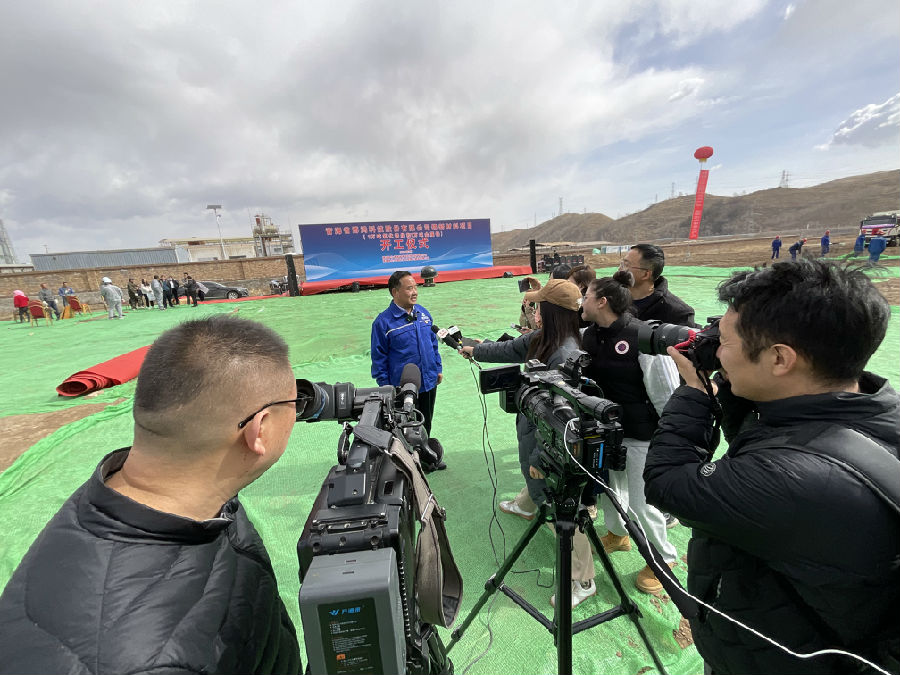 青海博鸿科技公司董事长史建斌接受媒体采访（申维祖摄）