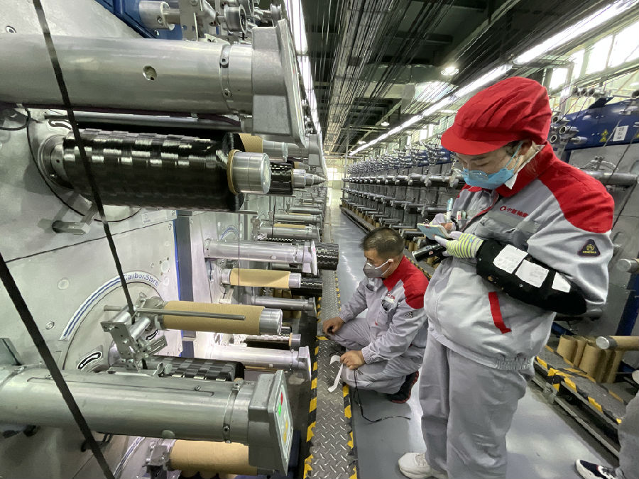 中复神鹰碳纤维生产车间（申维祖摄）