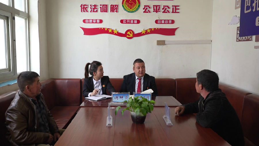 图为人民调解员正在调解村民矛盾 （王陇江 摄）