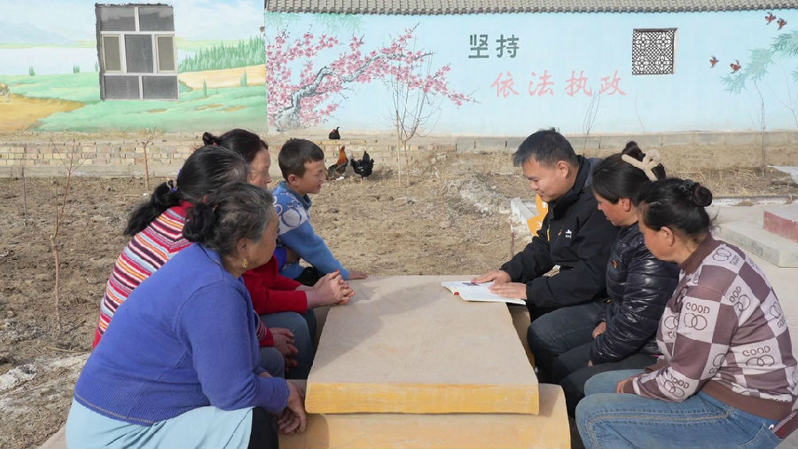 图为人民调解员正在现场化解村民矛盾 （王陇江 摄）