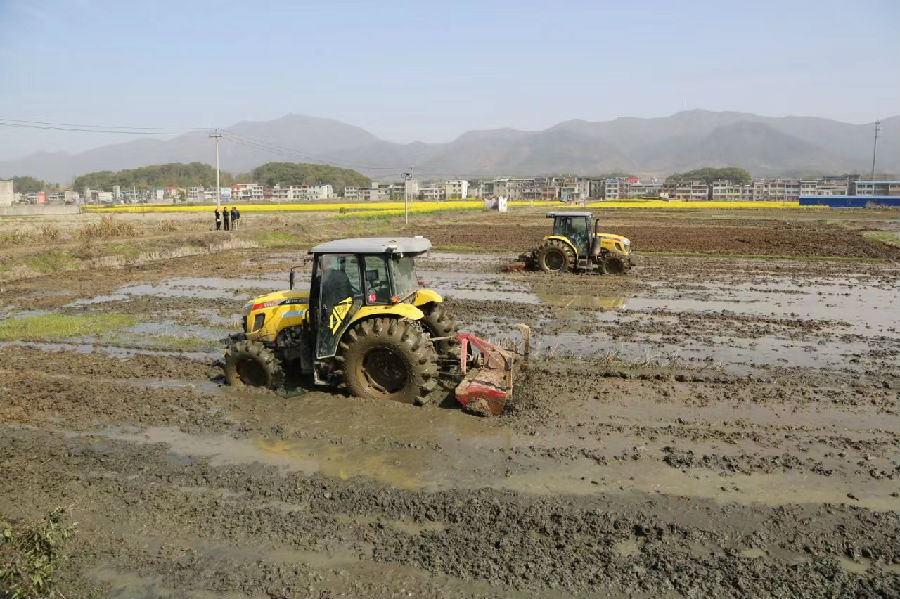 图为智能拖拉机在进行旋耕作业（张丕兴 摄）
