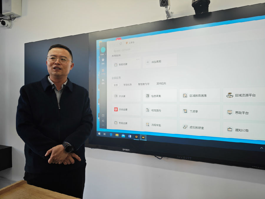 图为和布克赛尔县教育和科学技术局党组成员、副局长张虎介绍智慧教育建设项目（黄豆豆 摄）