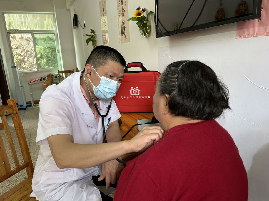高车乡卫生院院长童阿强上门为老人看诊。（陈蕾 摄）