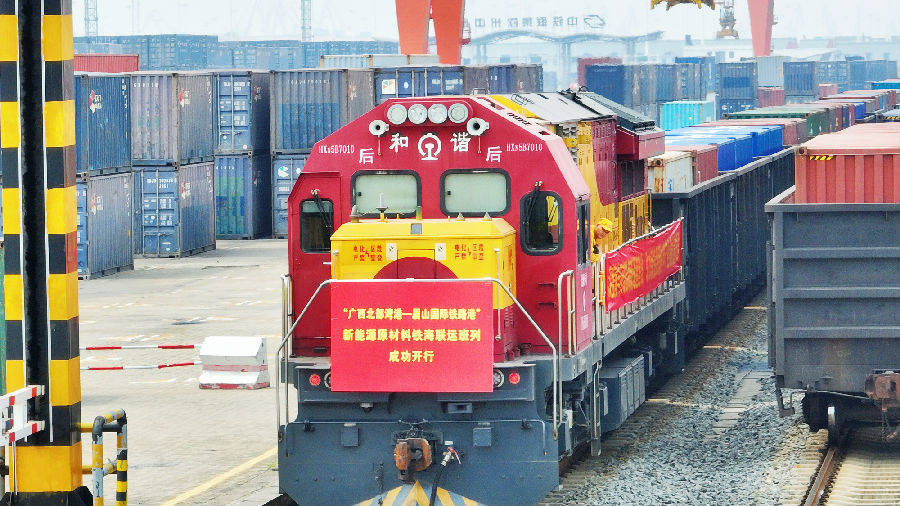 开行现场 （天新 摄）