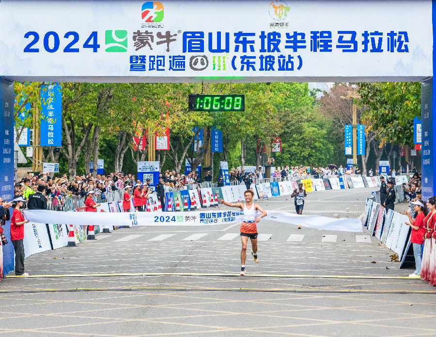 男子组第一名撞线瞬间（戚原 摄）