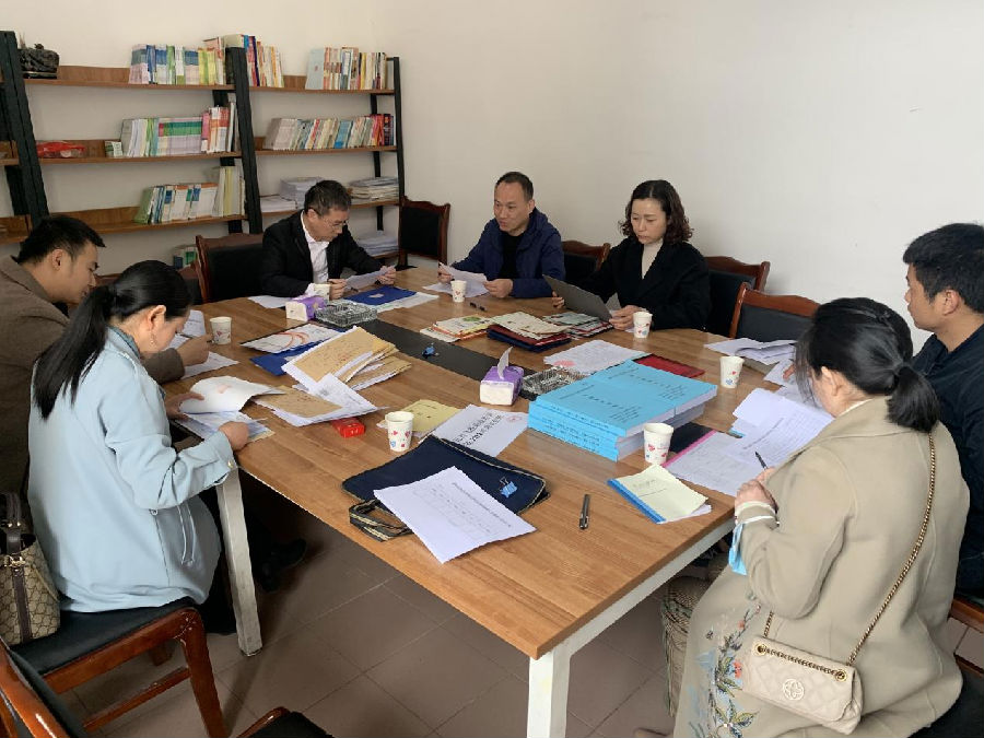 县人社局对各申报机构入库的职业技能培训学校现场考评打分 （张雪菲 摄）