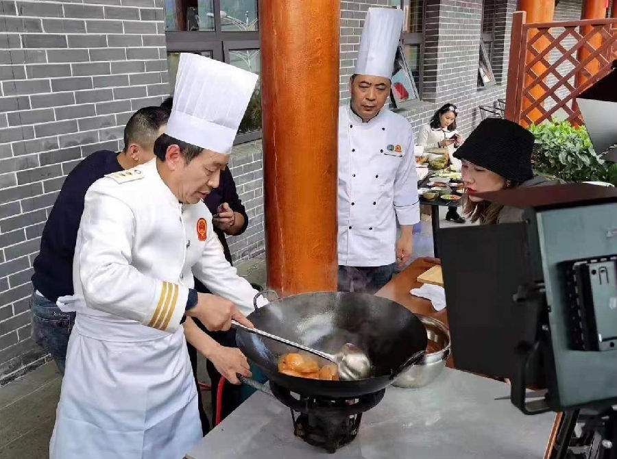 剑门豆腐非物质文化遗产传承人，卫少能剑门豆腐宴技能大师工作室领办人卫少能 （张雪菲 摄）