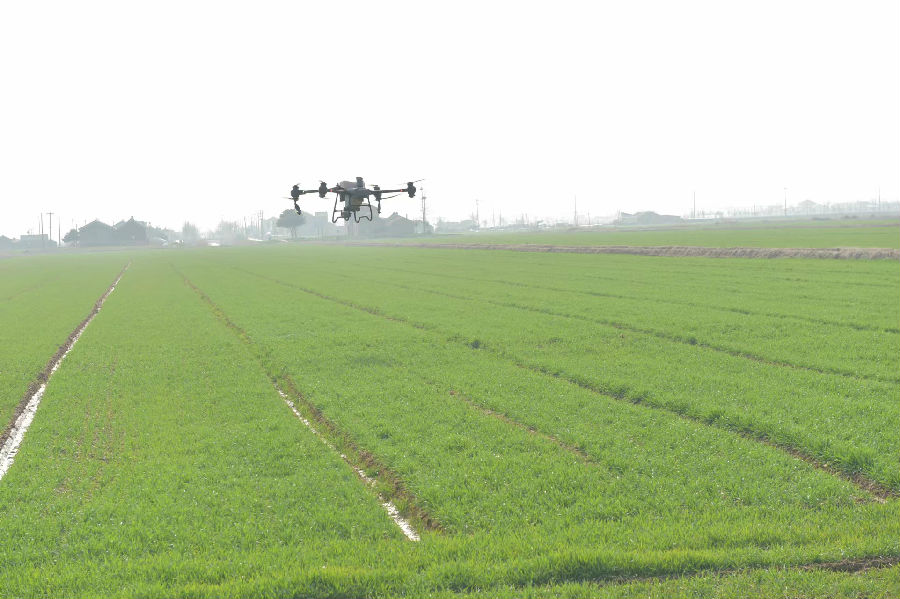 智慧农机喷撒药肥（方勇 摄）