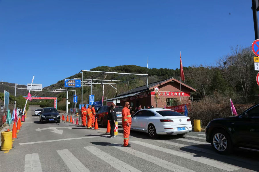 车辆管控现场（杨润德 摄）