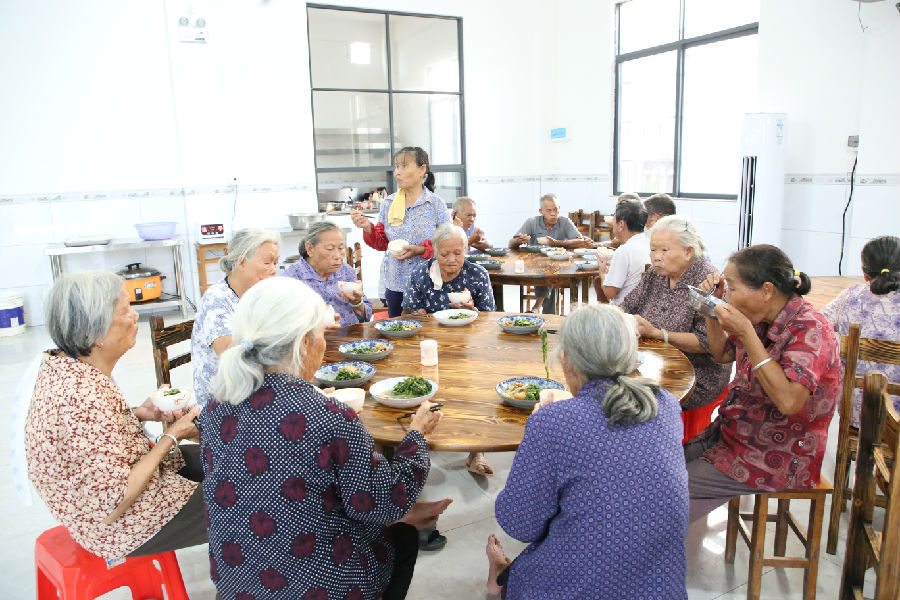 图为东津镇冲口屯老年人到爱心食堂免费用餐（刘志宁 摄）