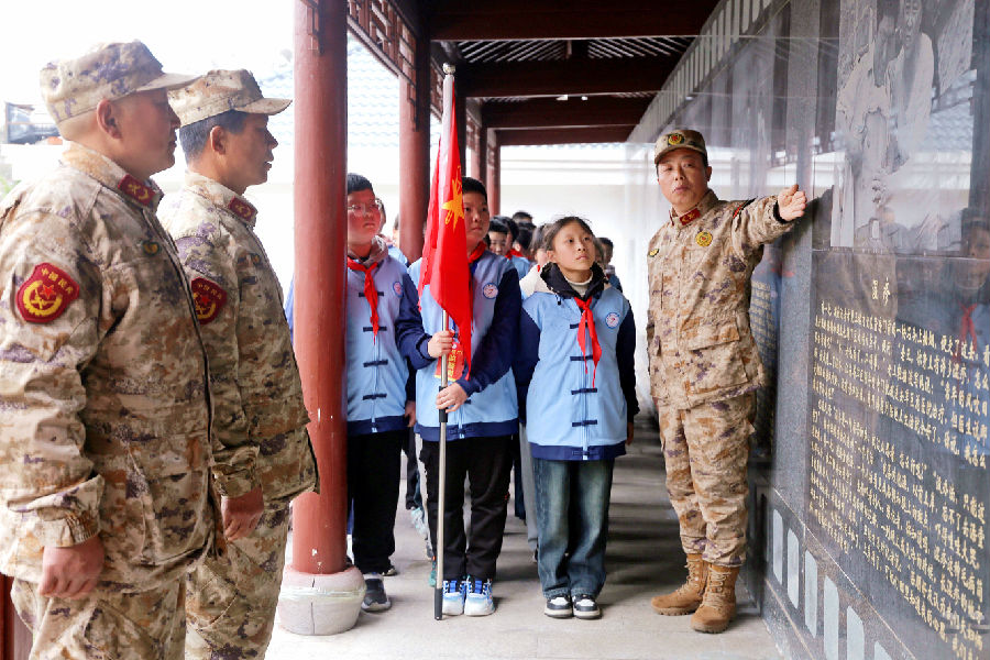 守岛民兵讲述王继才、王仕花的守岛故事。(陈万红 摄) 守岛民兵讲述王继才、王仕花的守岛故事。(陈万红 摄)