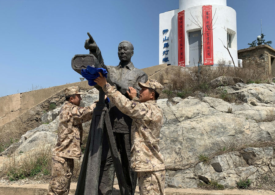 守岛民兵擦拭王继才铜像(陈万红 摄) 守岛民兵擦拭王继才铜像(陈万红 摄)
