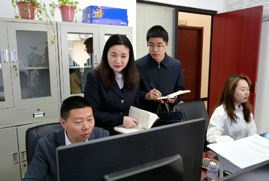 图为区纪委监委在重点项目服务中心进行执纪监督（徐琦 摄）
