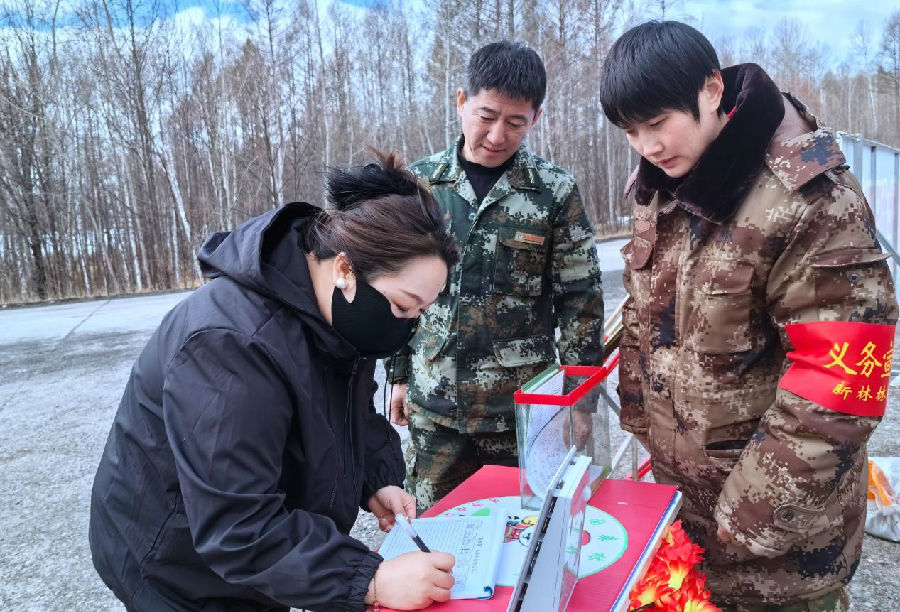 新林林业局工作人员在对祭扫人员逐一登记并进行森林防火宣传（刘丹 摄）