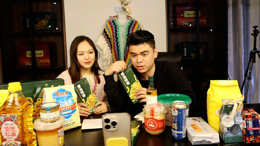 图为主播正在通过直播推销金沙河面业公司的葱油拌面（艾荣布鲁格 摄）