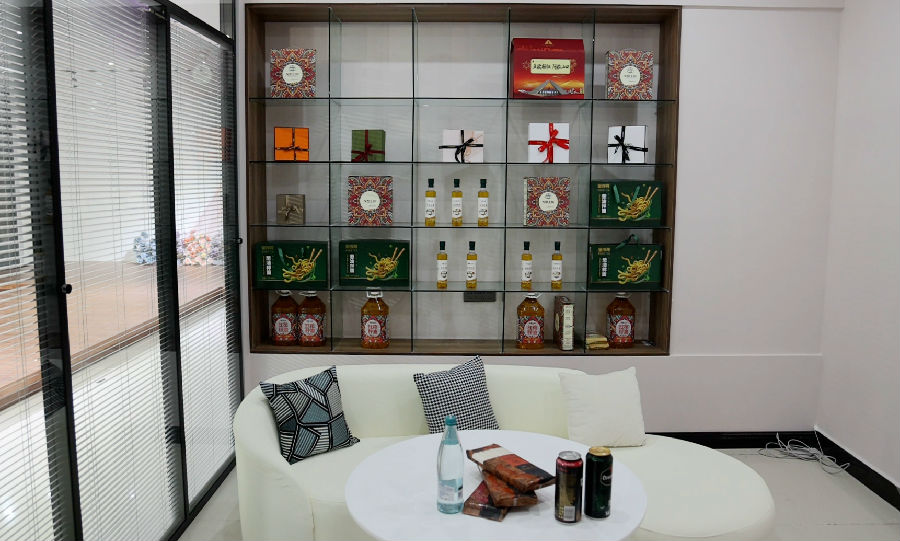 图为直播间陈列架上丰富的货品（艾荣布鲁格 摄）