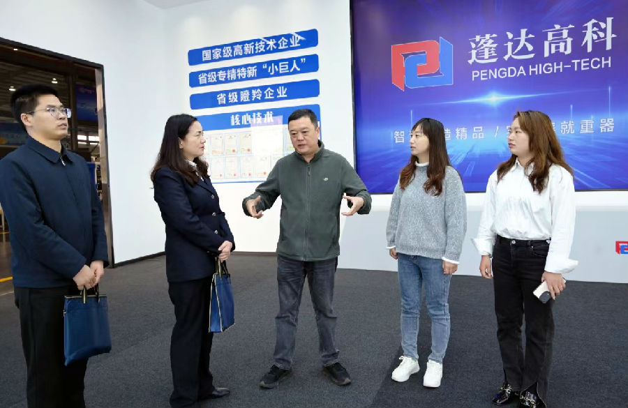 图为区纪委监委深入企业提供各方面要素保障，助推企业平稳健康发展。（徐琦 摄）
