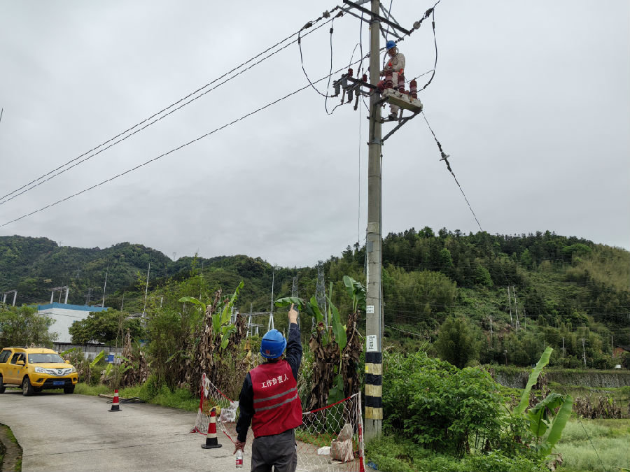 供电员工争分夺秒抢修受损线路（童鑫鑫 摄）