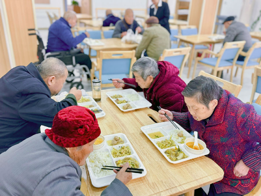 图为社区老人在孝感应城市三眼井幸福里食堂用餐 （龚霄雯 摄）