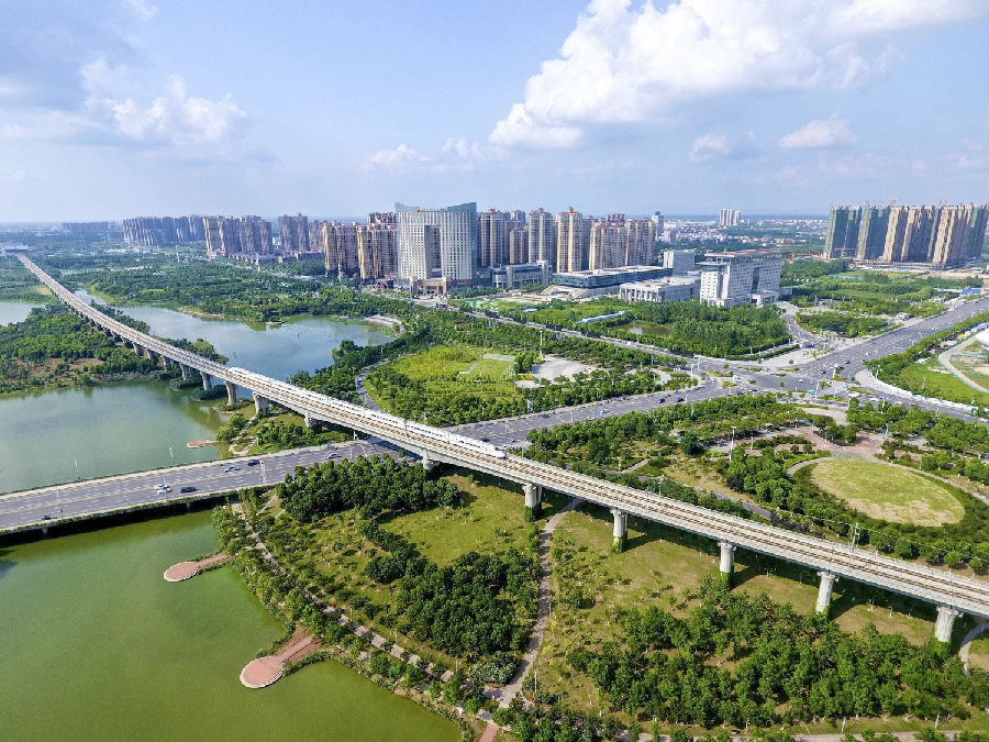 图为孝汉城铁穿越槐荫公园 （孝轩 摄）