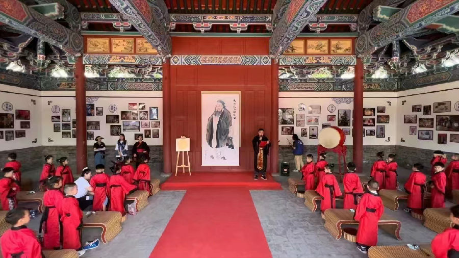 太原晋源文庙举行开笔仪式（杨润德 摄）