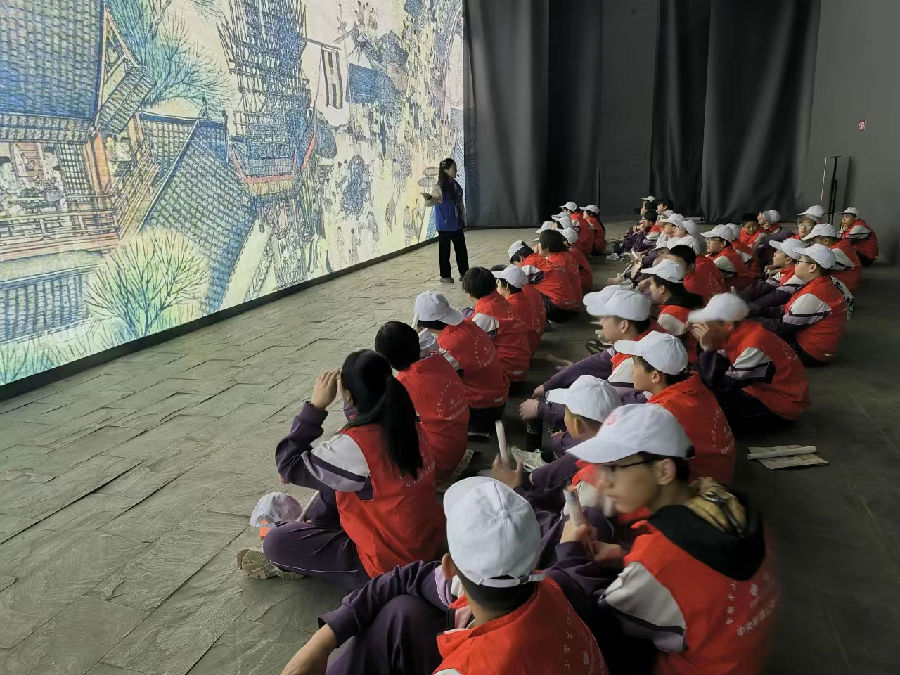 学生们正聚精会神听《清明上河图》讲解（杨润德 摄）
