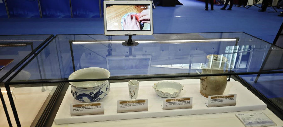 宏瑞文博集团展区内关于文物修复的展品 （ 黄豆豆 摄）