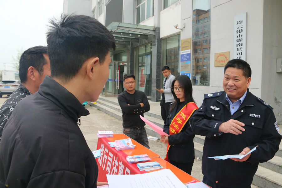 司法干警、普法志愿者、人大代表向群众宣传《民法典》（方明校 摄）