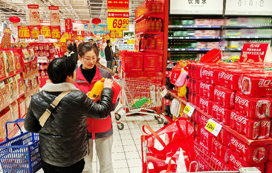市民选购中粮可口可乐(卫荣兰 摄)