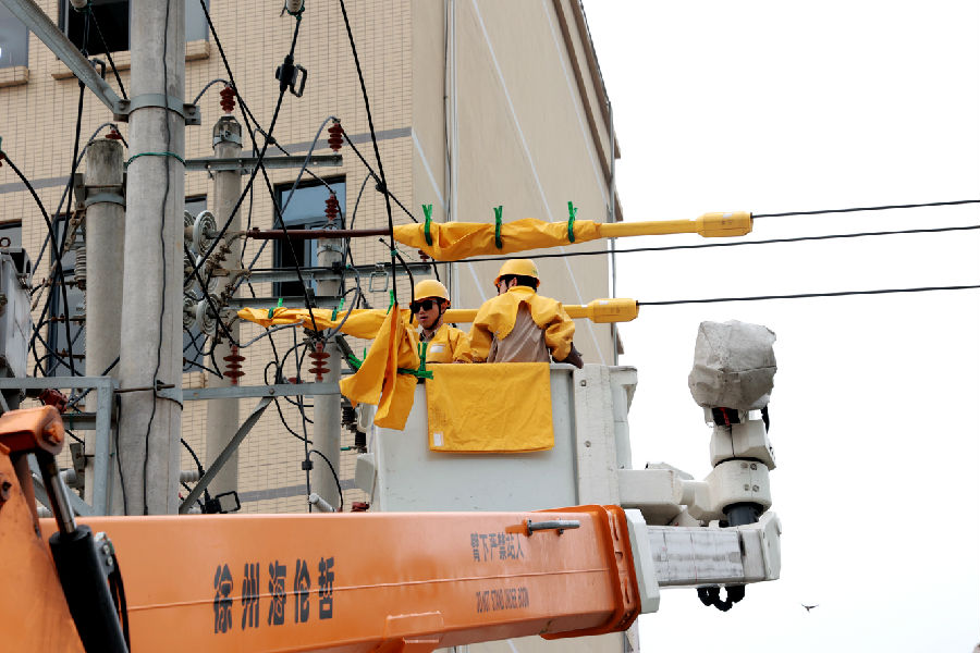 4月8日，国网安溪县供电公司带电作业班在10千伏光德线开展带电T接作业服务新能源企业送电。（孙巧燕 摄）