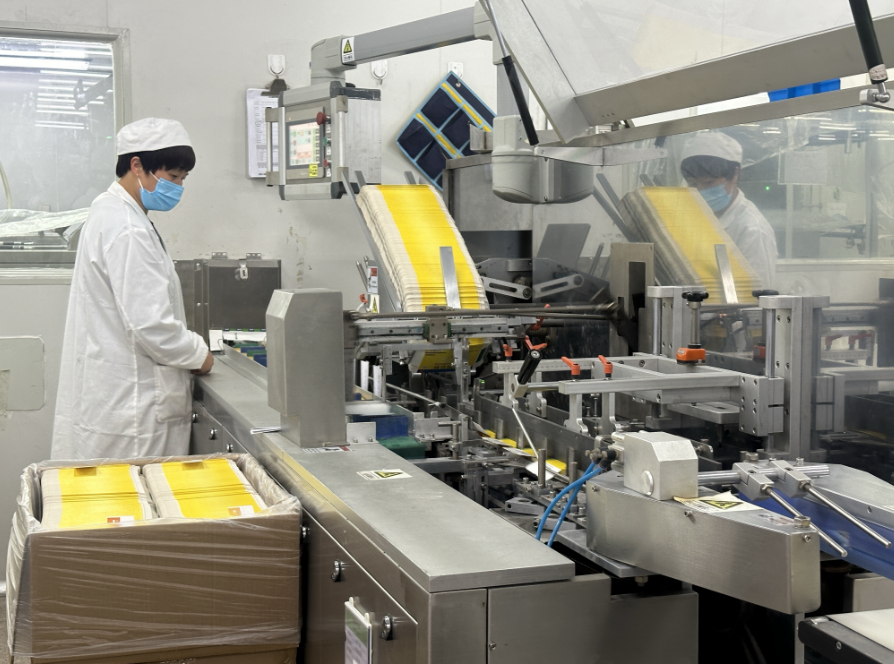 浙江康恩贝制药股份有限公司生产车间生产线一角 （蒋宇欣 摄）