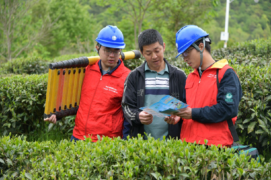 国网松溪县供电公司党员服务队向客户讲解线上办电流程。（吴惠兰 摄）