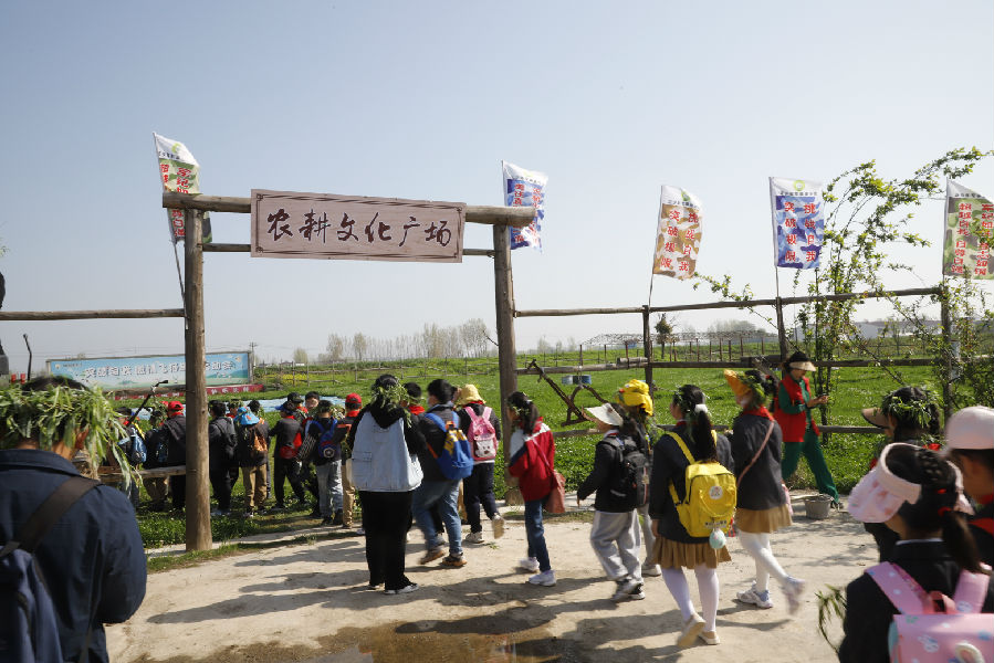 图为学生来到农场体验 （王晓丽 摄）