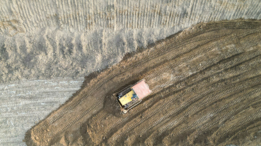 义岗川镇高标准农田建设项目区内 施工人员正在进行土地平整等作业内容（陈佰万 摄）