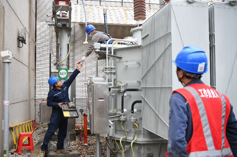 国网晋江市供电公司技术人员对110千伏宝洋变2号主变设备进行例行检查。（游劲松 摄）