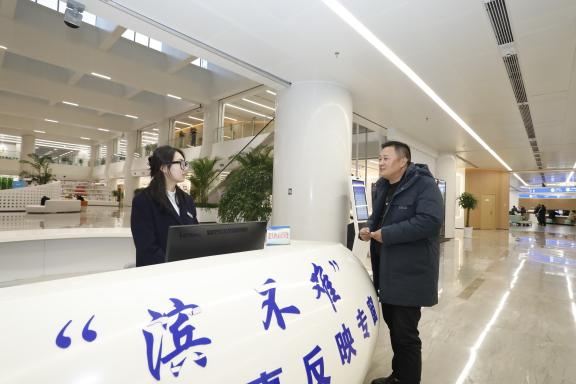 滨海县政务服务中心设立“滨不难”办不成事反映专窗（陈为琨 摄）