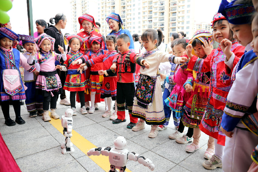 图为机器人表演（陶胜平 摄）