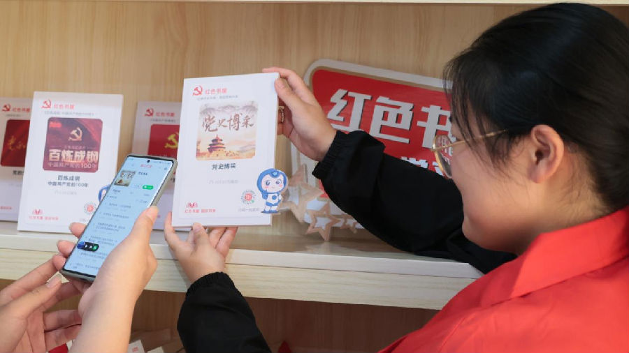 扫码学习（薛洁铭 摄）