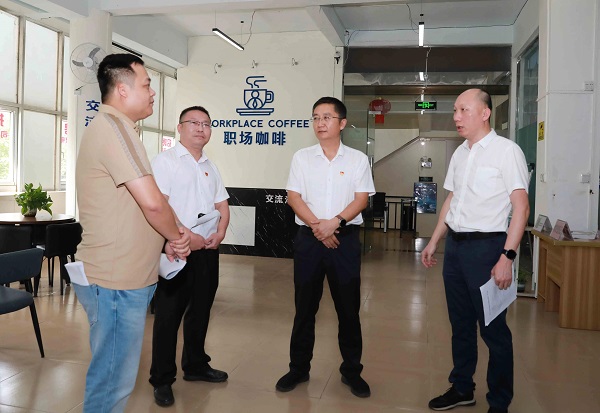 唐守兵在临高人才创业孵化基地调研（许国慧  摄）