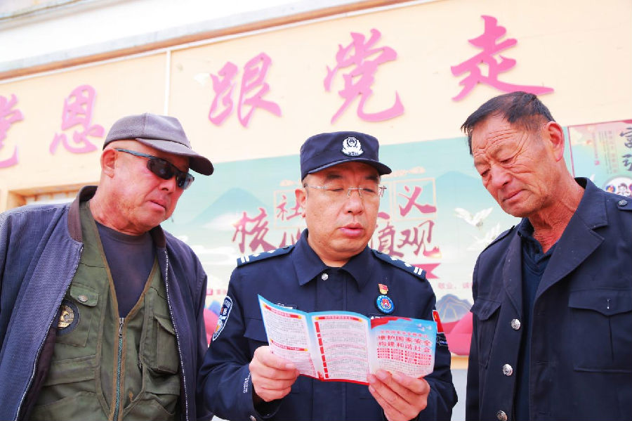 白山边境管理支队东岗边境派出所“法律宣传服务队”开展普法宣传（刘东 摄）