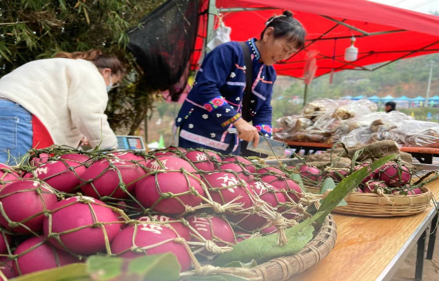 “红蛋节”期间黄中玲在家门口售卖土特产（洪樱绮 摄）